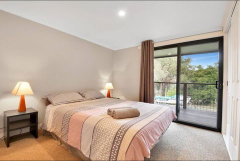 Relax At Goughs Bay - Accommodation Gladstone 1