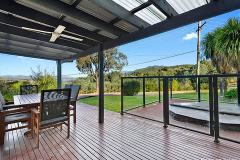 Relax In The Spa With Views Opposite Lake Eildon - Accommodation Gladstone 3