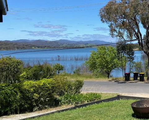 Relax In The Spa With Views Opposite Lake Eildon - Accommodation Gladstone 0