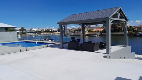 Relax Poolside By The Canal - Accommodation Gladstone 1