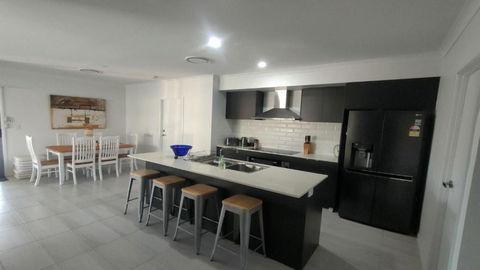 Relax Poolside By The Canal - Accommodation Gladstone 2