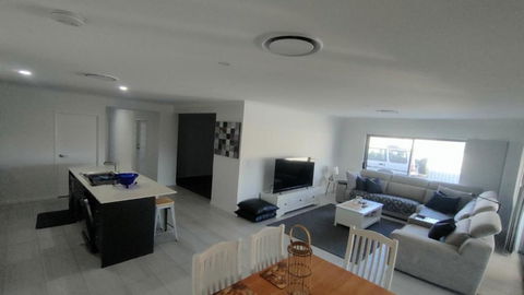 Relax Poolside By The Canal - Accommodation Gladstone 3