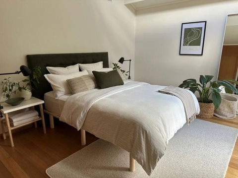 Relaxed And Stylish -self Check In, Secure Parking - Accommodation Gladstone 1