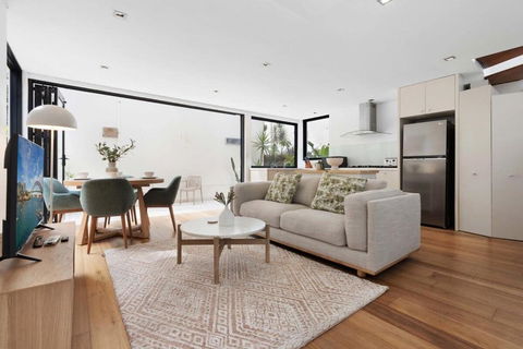 Relaxed Beachside Townhouse - Accommodation Gladstone 0