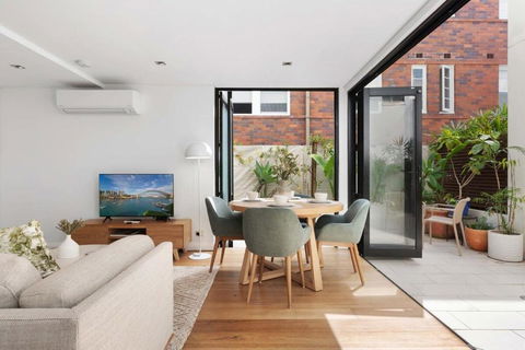 Relaxed Beachside Townhouse - Accommodation Gladstone 1