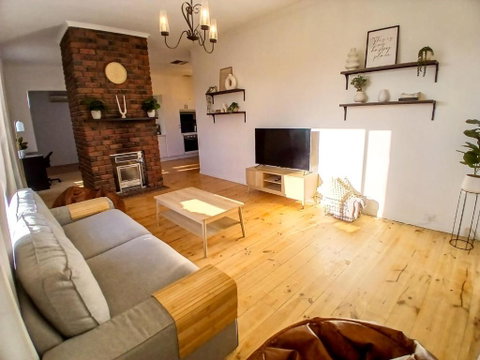 Renovated 3BD With Pool And Spa Bath - Accommodation Gladstone 2