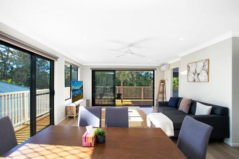 Renovated Coastal Getaway With Water Views - Accommodation Gladstone 2
