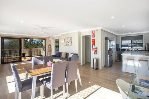 Renovated Coastal Getaway With Water Views - Accommodation Gladstone 3