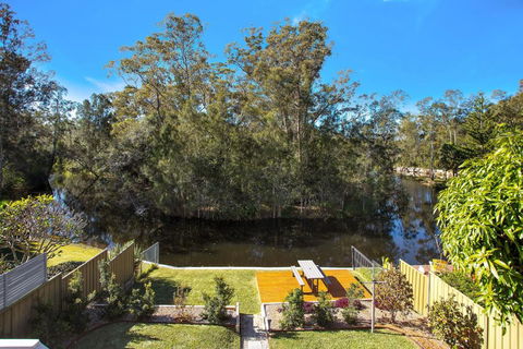 Renovated Coastal Getaway With Water Views - Accommodation Gladstone 0