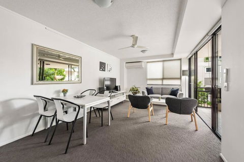 Resort Living - 10mins CBD - 2Bed / 2Bath / 1Car - Accommodation Gladstone 0
