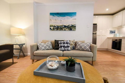 Resort-style Coastal Living With Balcony & Pool - Accommodation Gladstone 0