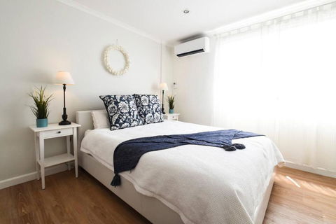 Resort-style Coastal Living With Balcony & Pool - Accommodation Gladstone 1