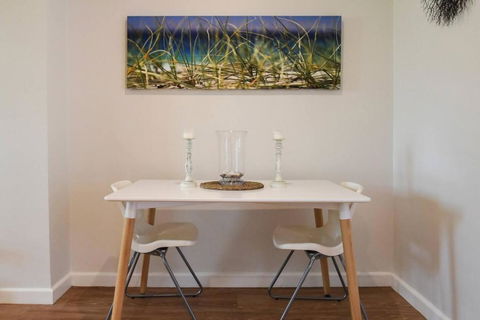 Resort-style Coastal Living With Balcony & Pool - Accommodation Gladstone 2