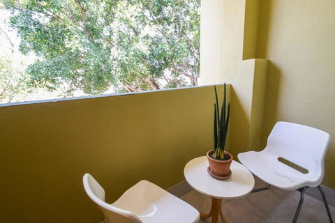 Resort-style Coastal Living With Balcony & Pool - Accommodation Gladstone 3
