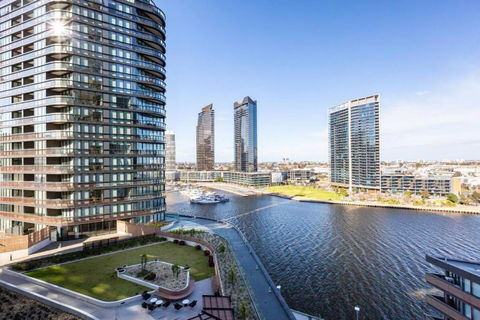 Resort-style Docklands Riverview Stay With Parking - Accommodation Gladstone 0