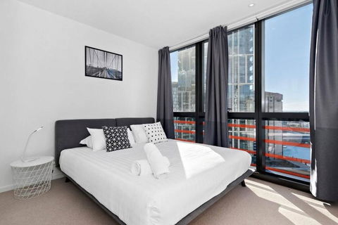 Resort-style Docklands Riverview Stay With Parking - Accommodation Gladstone 1