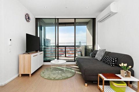 Resort-style Docklands Riverview Stay With Parking - Accommodation Gladstone 2