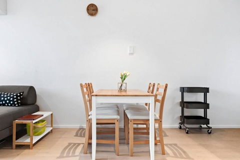 Resort-style Docklands Riverview Stay With Parking - Accommodation Gladstone 3