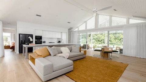 Resort Style Living With Pool, Tennis Court And Beach - Accommodation Gladstone 0