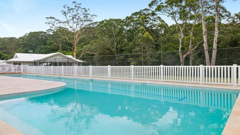 Resort Style Living With Pool, Tennis Court And Beach - Accommodation Gladstone 1