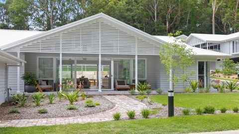 Resort Style Living With Pool, Tennis Court And Beach - Accommodation Gladstone 3