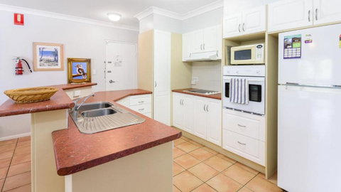 Resort Style Unit Across From The Water - Accommodation Gladstone 3