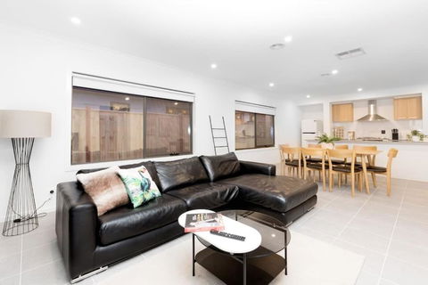 ResortStyle 4BR House With Parking - Accommodation Gladstone 2