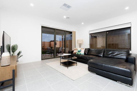ResortStyle 4BR House With Parking - Accommodation Gladstone 3