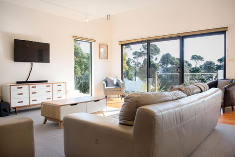 Retreat By The River - Views Wi-fi & Parking - Accommodation Gladstone 0