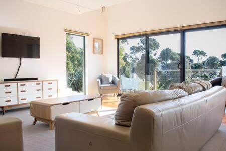 Retreat By The River - Views Wi-fi & Parking - Accommodation Gladstone 1