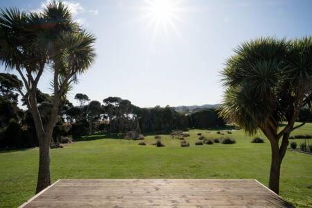 Retreat By The River - Views Wi-fi & Parking - Accommodation Gladstone 2