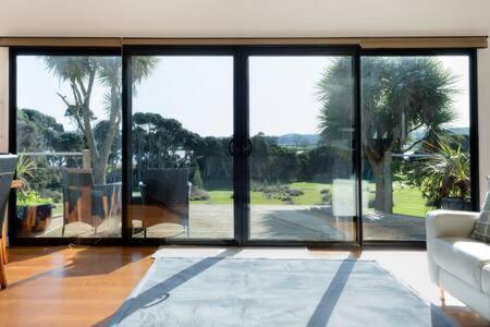 Retreat By The River - Views Wi-fi & Parking - Accommodation Gladstone 3