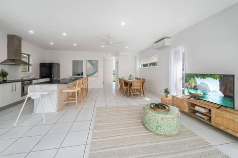 Retreat In The Heart Of Alex - 3BR Sleeps 11, Pool - Accommodation Gladstone 1
