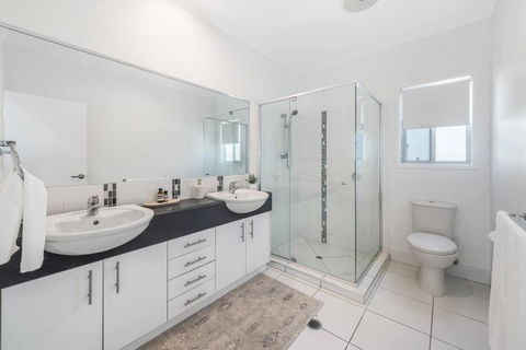 Retreat In The Heart Of Alex - 3BR Sleeps 11, Pool - Accommodation Gladstone 2