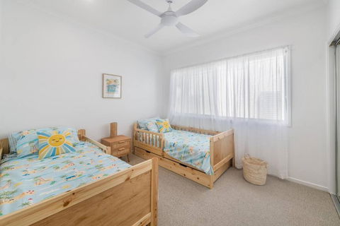 Retreat In The Heart Of Alex - 3BR Sleeps 11, Pool - Accommodation Gladstone 3