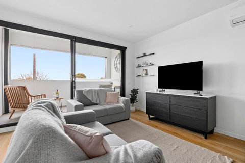 Retreat On Bellerine I 2BR Apartment I Geelong CBD - Accommodation Gladstone 0