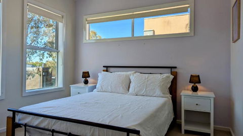 Retreat Townhouse Pentridge Village - Accommodation Gladstone 2