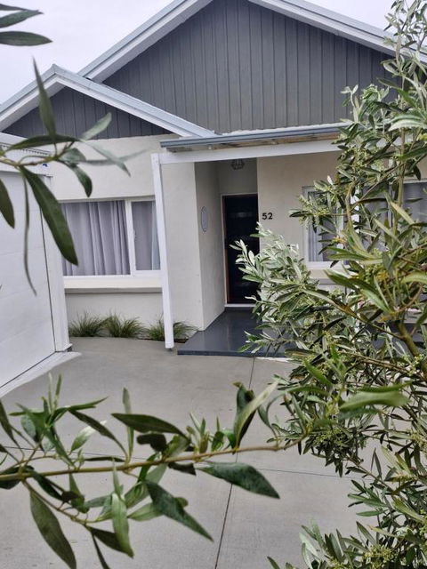Retreat - Accommodation Gladstone 0