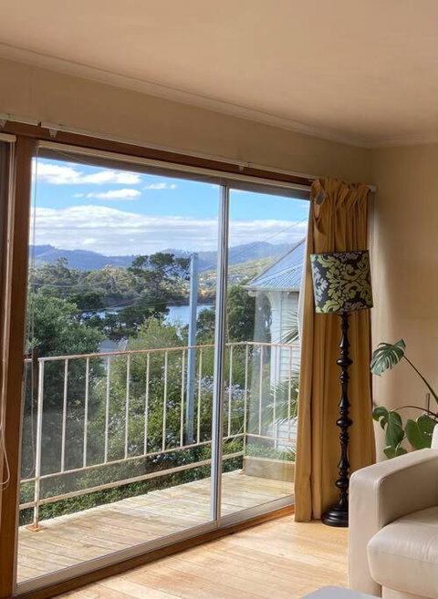 Retro Apartment Cornelian Bay - Water Views - Accommodation Gladstone 2
