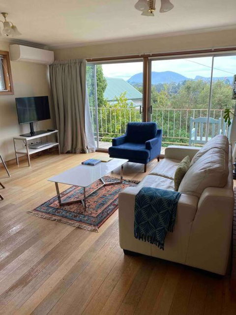 Retro Apartment Cornelian Bay - Water Views - Accommodation Gladstone 1
