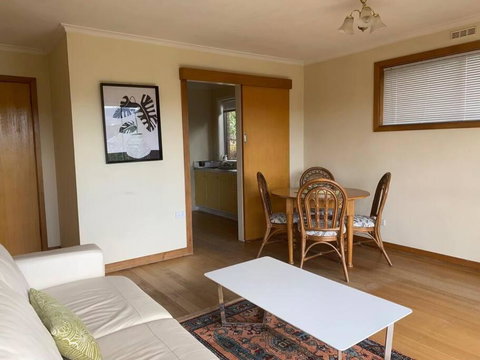 Retro Apartment Cornelian Bay - Water Views - Accommodation Gladstone 3