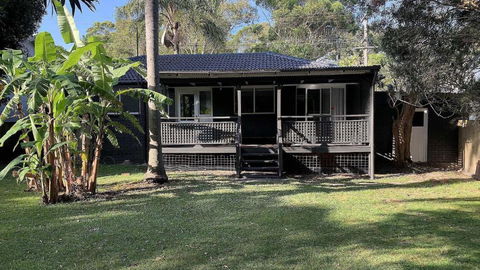 Retro Beach House - Macmasters Beach - Accommodation Gladstone 0