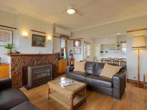 Retro Retreat - Accommodation Gladstone 0