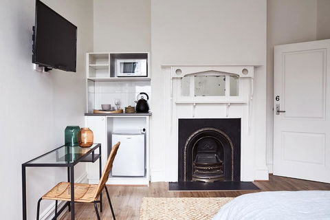 Richmond Studios By Short & Long Stays - Accommodation Gladstone 2