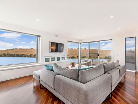 River Reveal - Accommodation Gladstone 1