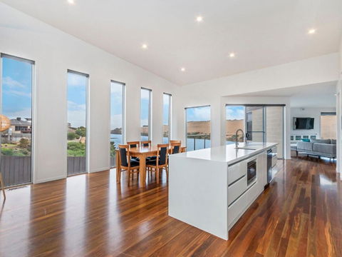 River Reveal - Accommodation Gladstone 2