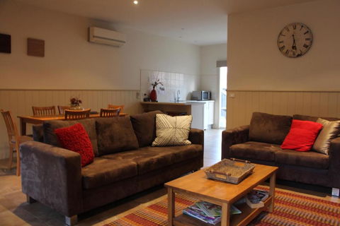 River Rock Cottage Centrally Located And Dog Friendly - Accommodation Gladstone 0
