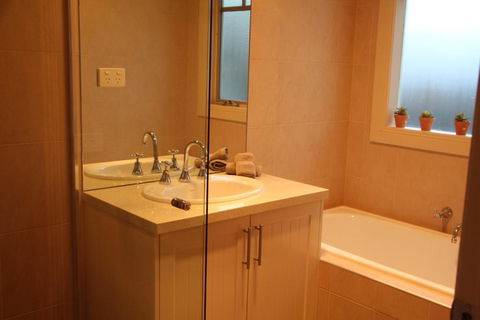River Rock Cottage Centrally Located And Dog Friendly - Accommodation Gladstone 3