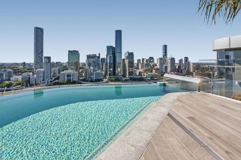 River-View Unit With Rooftop Pool Near Museums - Accommodation Gladstone 0