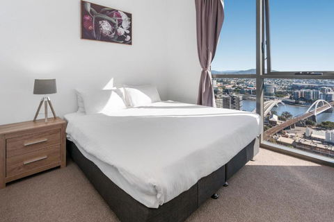 River-View Unit With Rooftop Pool Near Museums - Accommodation Gladstone 3